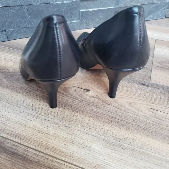 Vince Camuto black leather mid heel pumps - Picture 4 of 8